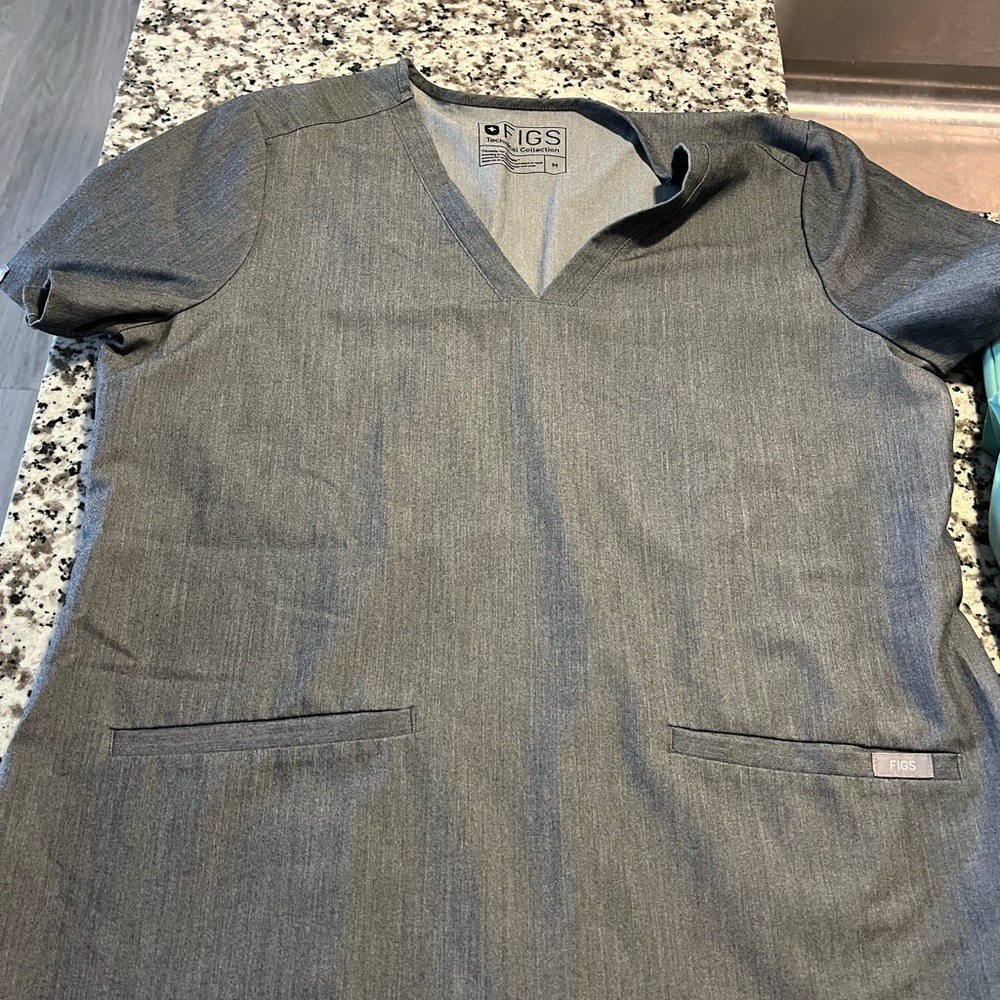 Three-pocket figs scrub top M